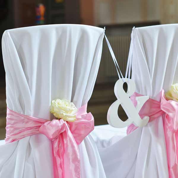 Stuhlhusse classic der Stuhlueberwurf in weiss mit Schleifenband rosa