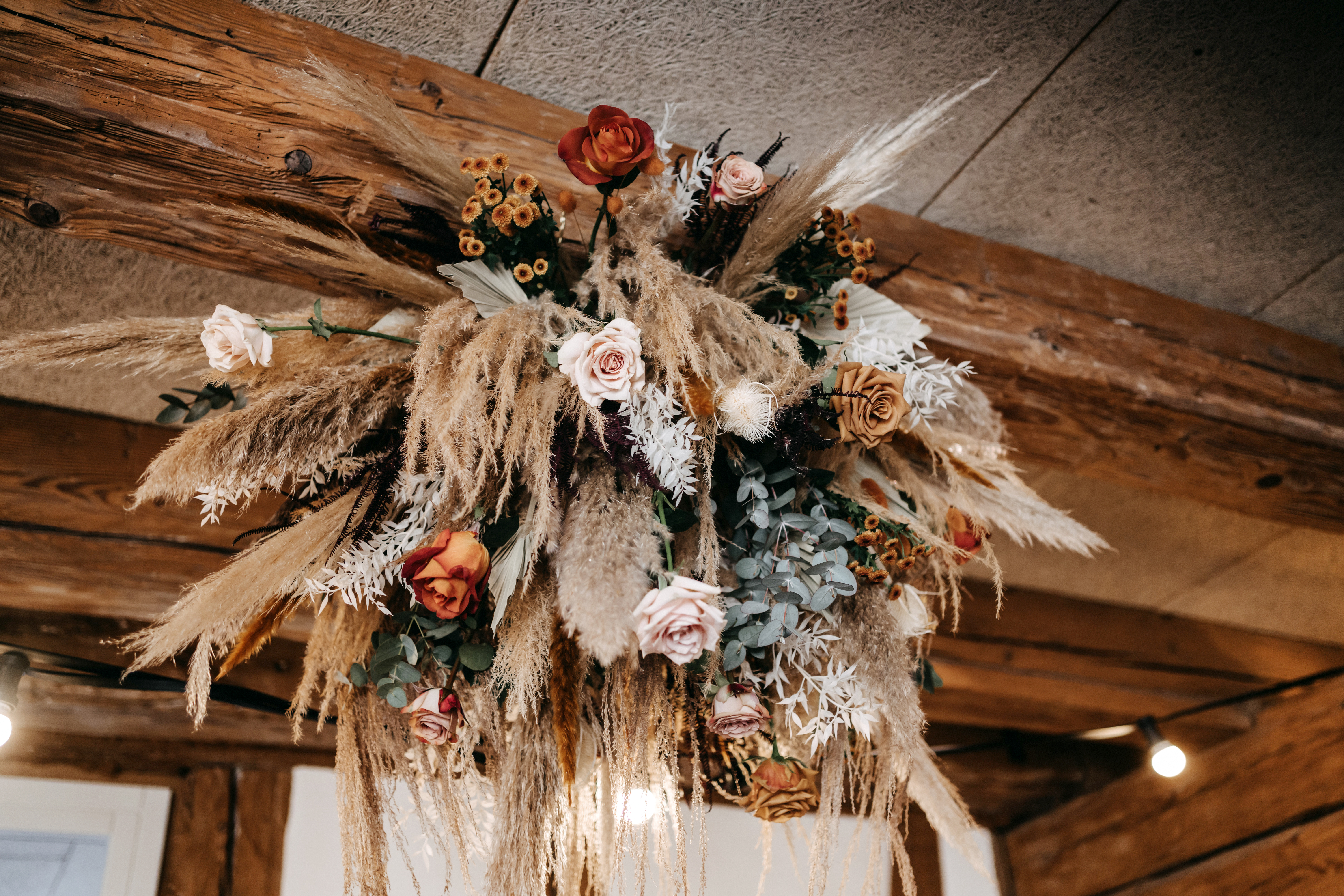 Hochzeit_Steinbachhof_Pampaswolke_Blumen_Eukalyptus_Deckendeko