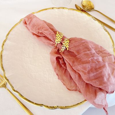 Platzteller_Glas_Perlmutt_Goldrand_Serviette_mauve_altrosa_Hochzeit_mieten