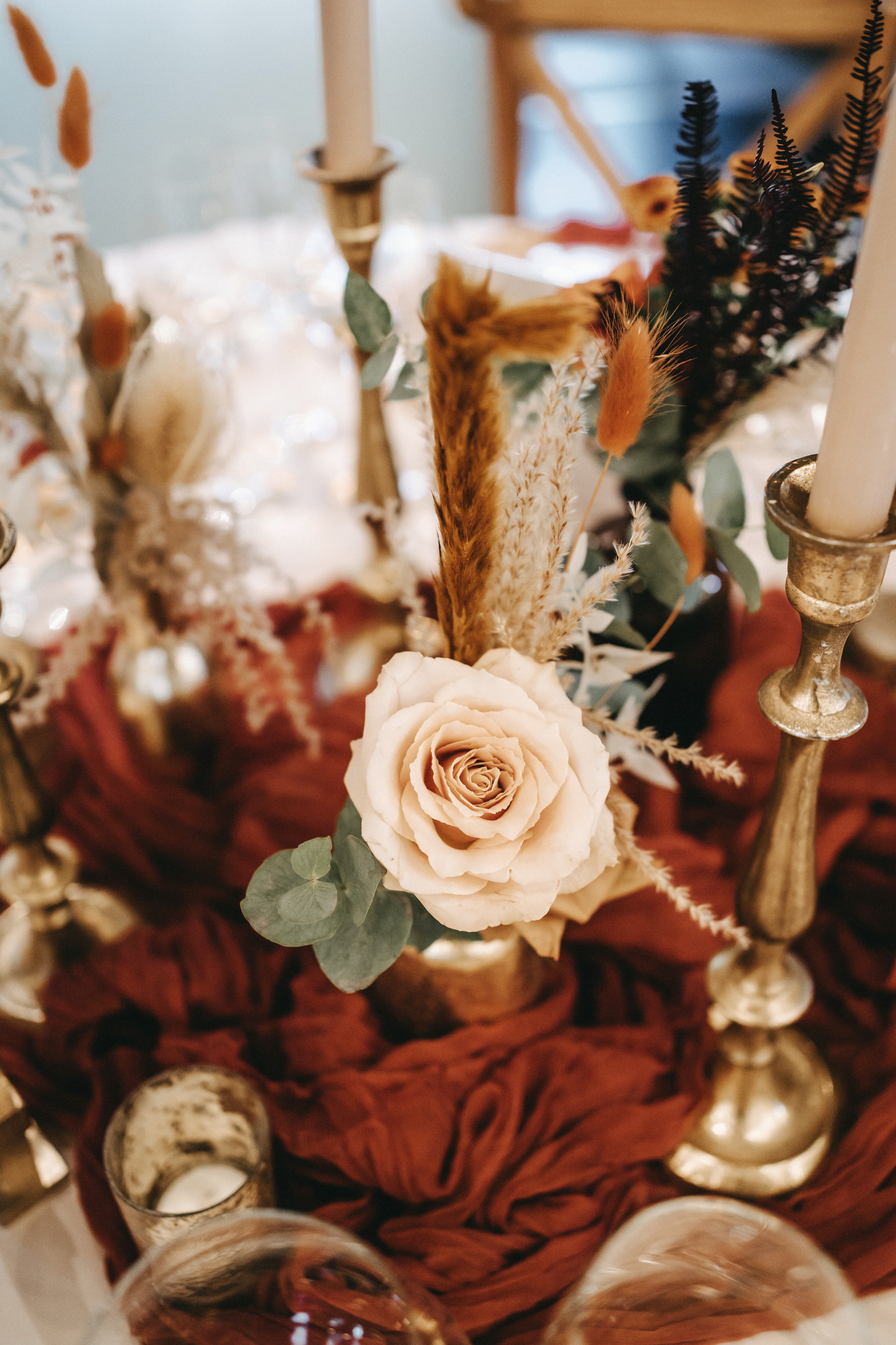 Hochzeit_Steinbachhof_TischdekoBlumen_Flaschenvasen_Stuttgart