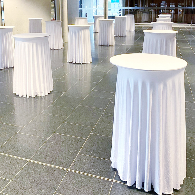 Stehtischhusse Stretch weiss mit fließendem, modernen Rock mieten Verleih Hochzeit Event Firmenfier Einweihung Eröffnung Jubiläum