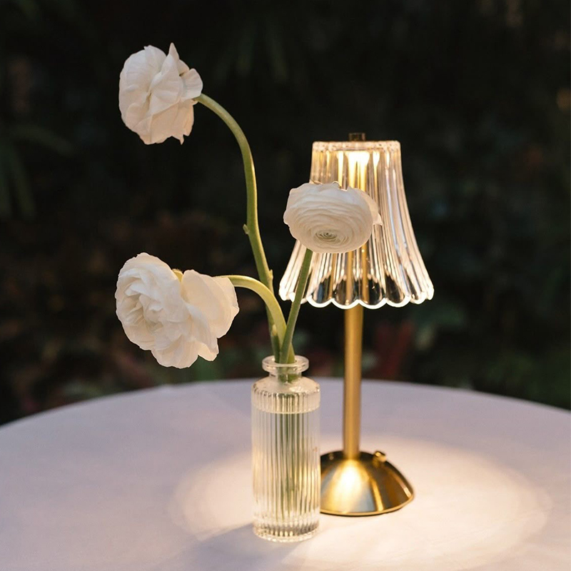 LED Tischlampe | Tischleuchte gold | Lampenschirm Kristalloptik | warm weiss [mieten] 2
