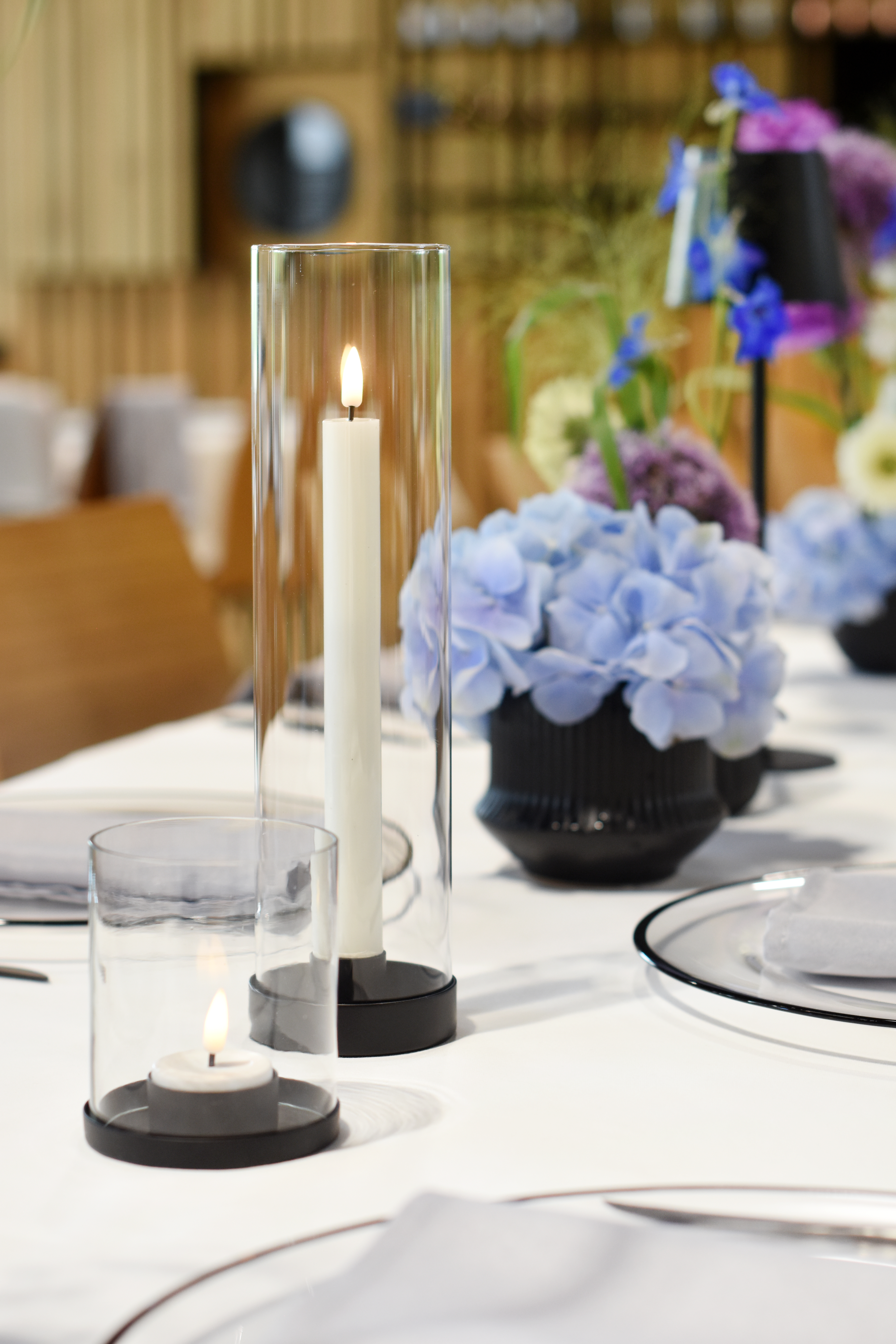 Dekoration_Firmenevent_Tisch_Kerzenstaender_Servietten_Tischdecken_mieten