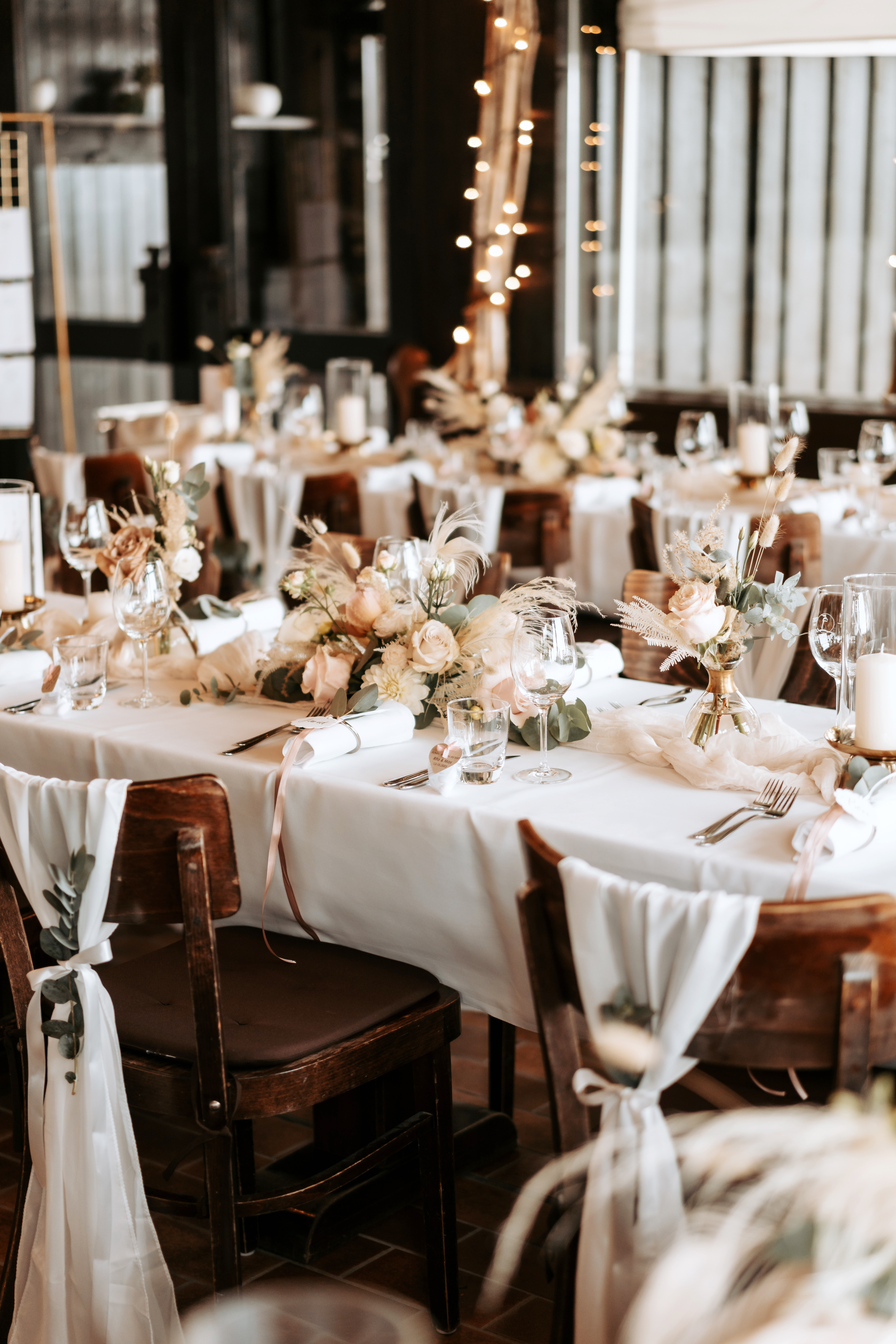 Hochzeit_Heuchelberger_warte_Tischdeko_weiss-blushrose_gestecke_Kerzendeko_verleih