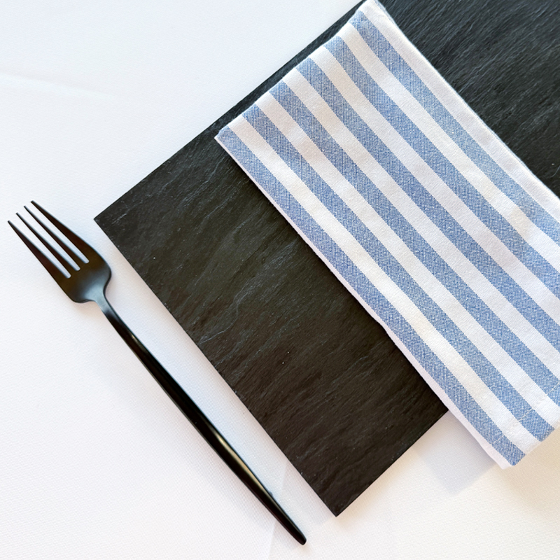 Platzteller_Schiefer_rechteckig_schwarz_Leinen_Serviette_Streifen_weiss_blau_mieten