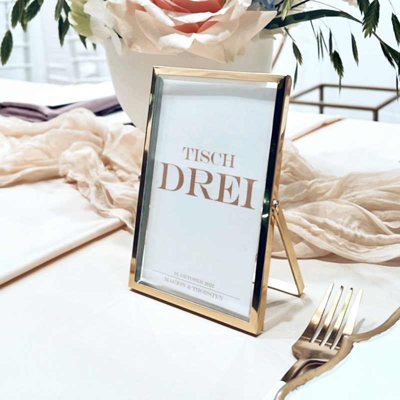 Bilderrahmen Glas mit goldenem Metall Rand mieten für Tischnummer Menü Hochzeit_2