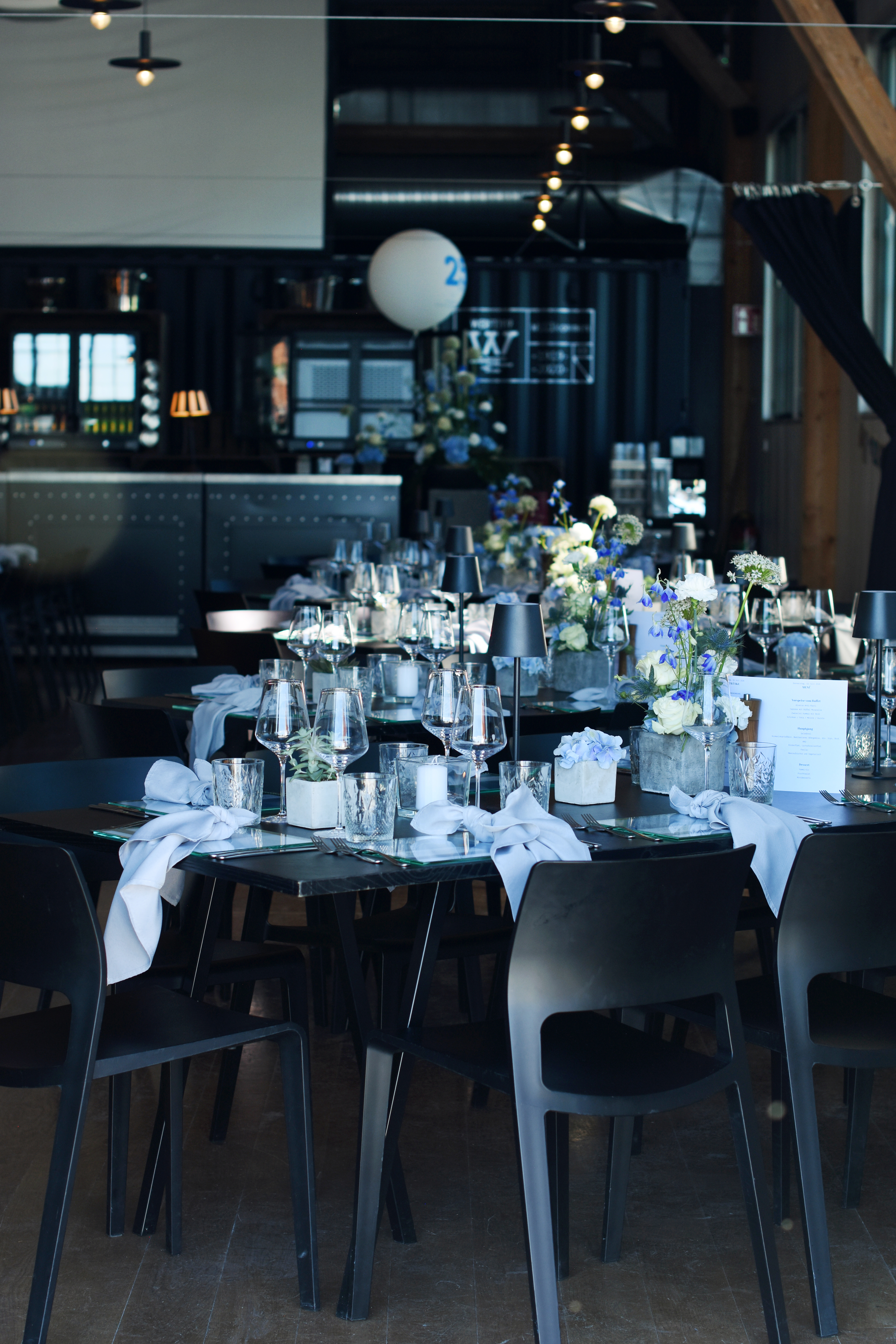 Dekoration_Firmenevent_Tischdeko_modern_puristisch_weiss_blau_grau_schwarz_9