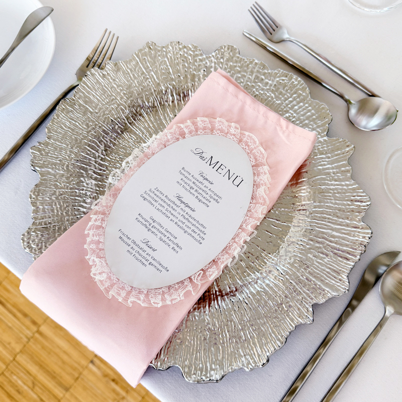 Platzteller_Flower_gewellt_silber_Besteck_Stiletto_silber_Satin_Serviette_rosa_mieten