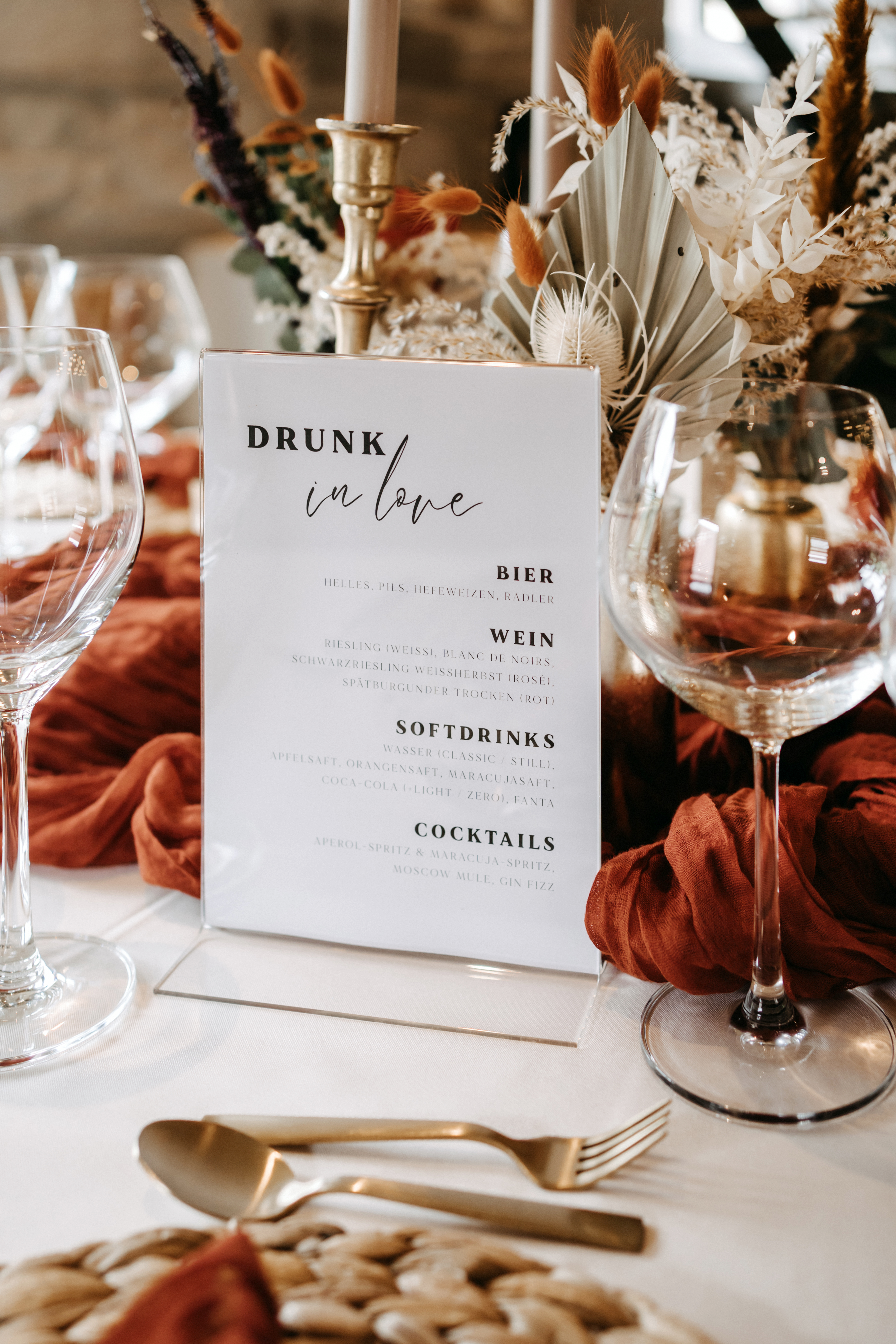 Hochzeit_Steinbachhof_Tischdeko_Blumen_Tischdecken_Besteck_gold_beige_verleih