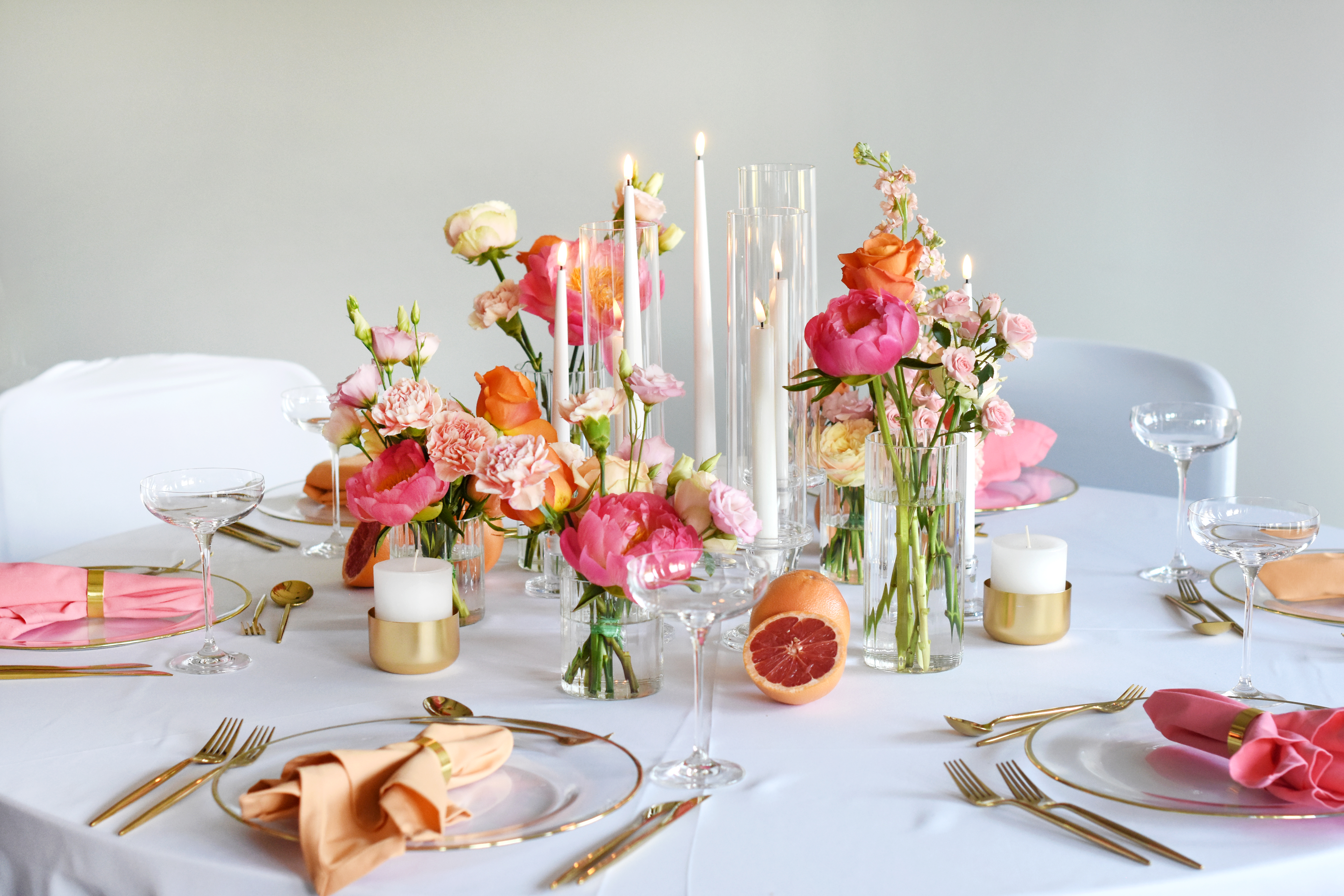 Dekoration_Tischdeko_kerzenleuchter_glas_mieten__Blumen_Sommer_apricot_koralle_Graphfruit_2