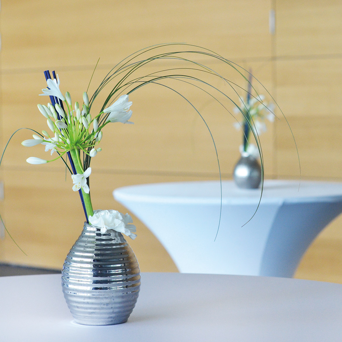 Vase/ Flaschenvase Keramik silber mieten Tischdeko Feier Event Hochzeit_Stehtischdeko