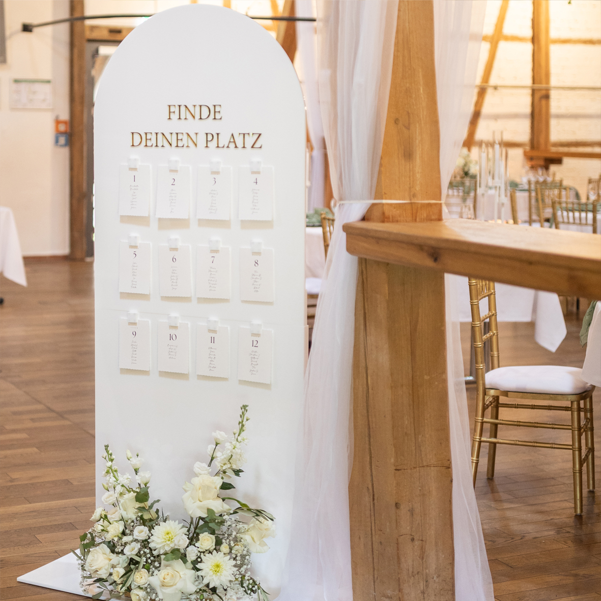 Sitzplan/ Schild "Finde deinen Platz" Acryl round bow weiss weiß individuelle Platzkarten [mieten]