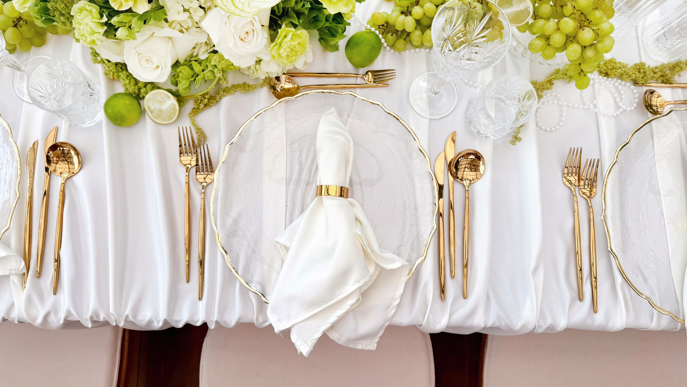 Tischdekoration_Hochzeit_Schlossgut_Lautenbach_Platzteller_Besteck_gold_Tischdecken_Satin