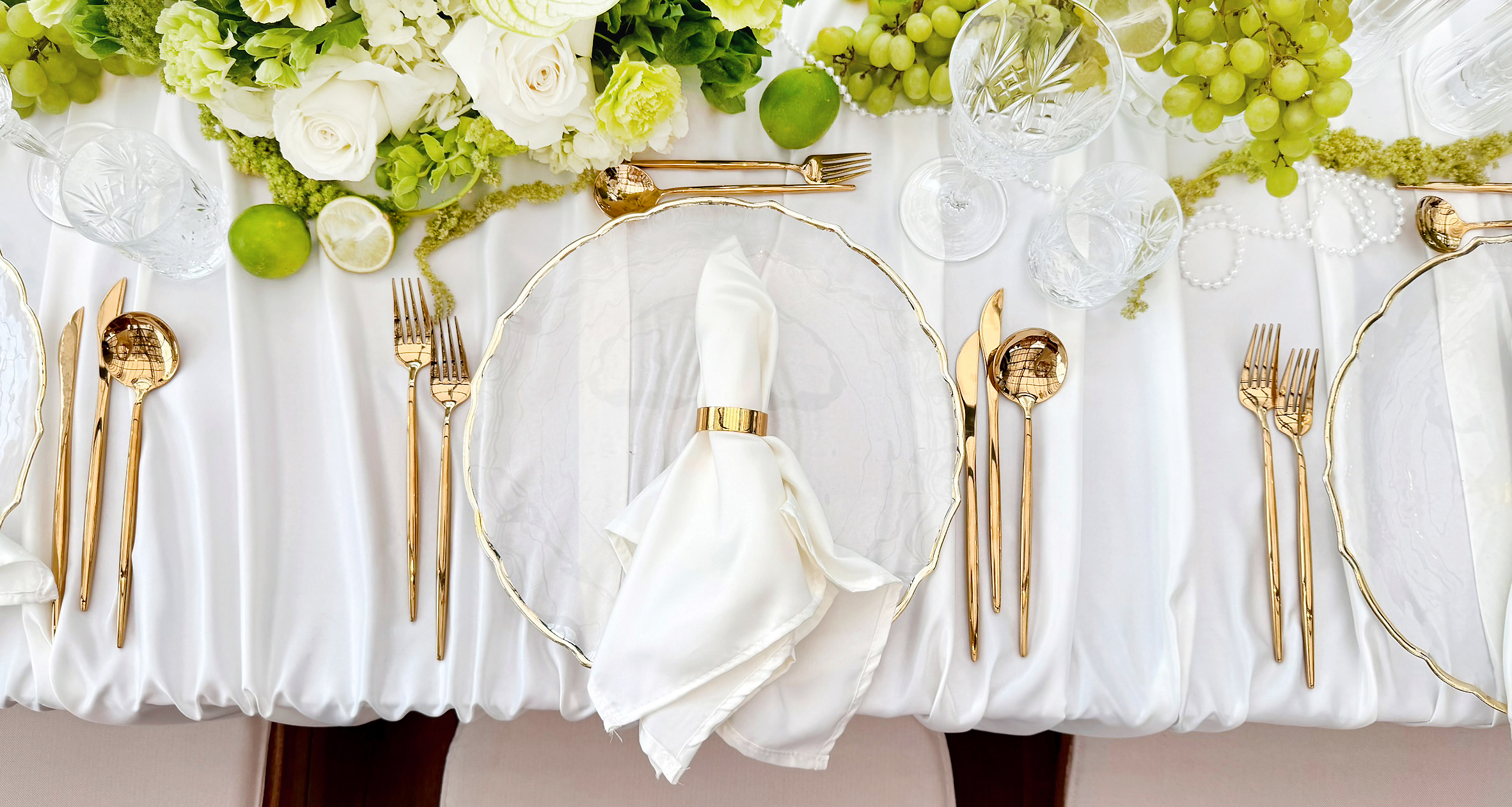 Tischdekoration_Hochzeit_Schlossgut_Lautenbach_Platzteller_Besteck_gold_Tischdecken_Satin