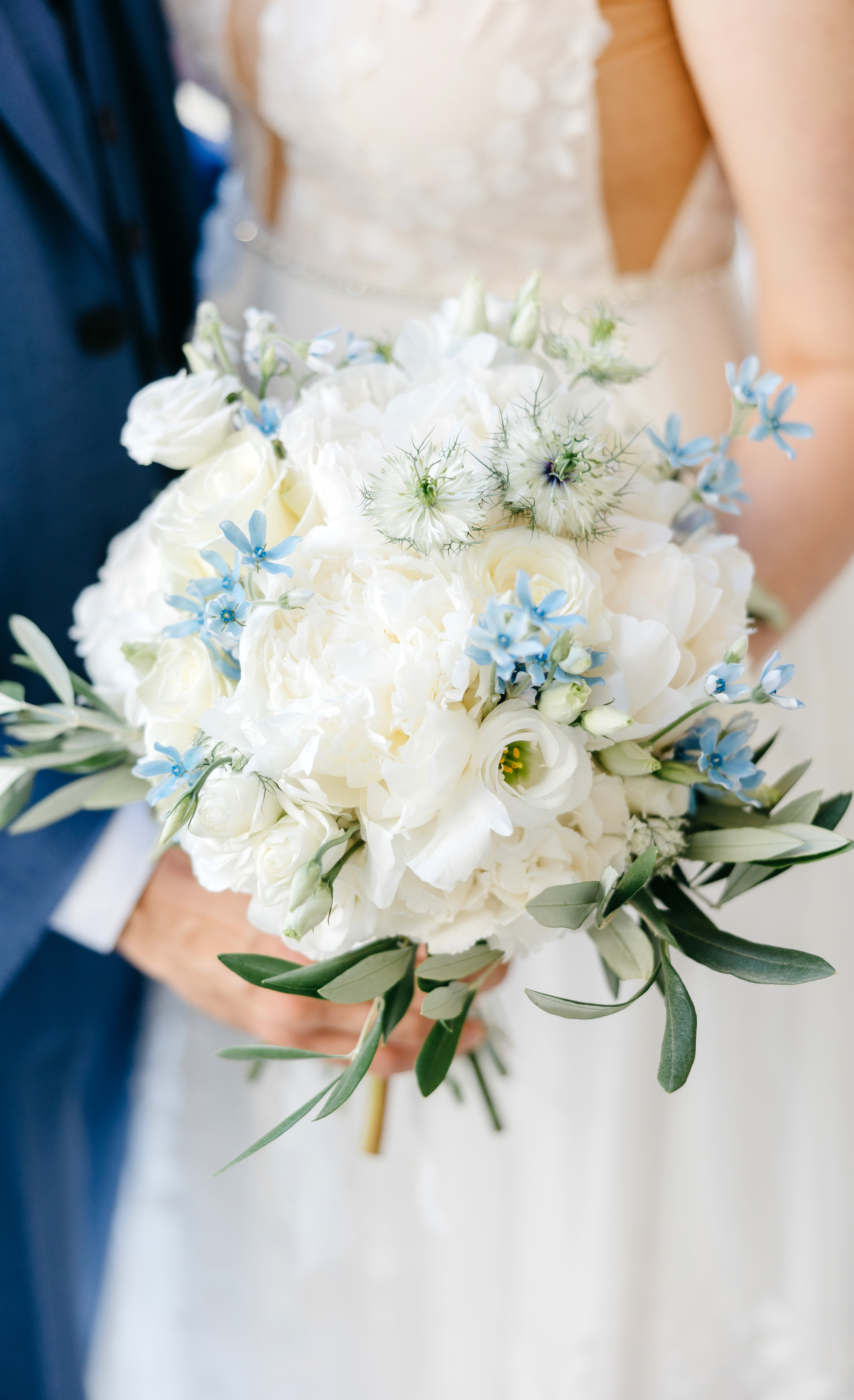 Hochzeit_Brautstrauss_weiss-blau_gruen_Rosen_Pfingstrosen_Oxipedalum_Olive