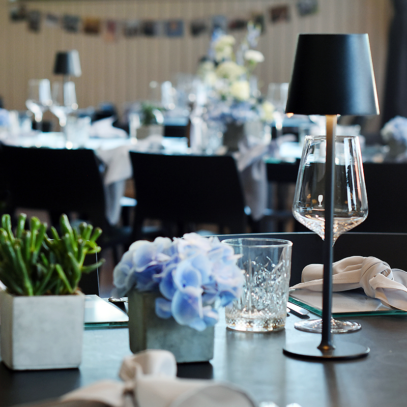 LED_Tischlampe_schwarz_mieten_Event_Firmen_Veranstaltung_Catering