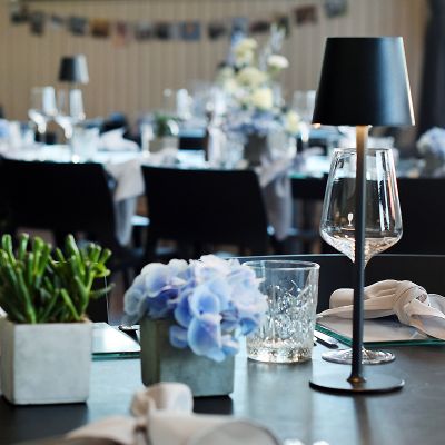 LED_Tischlampe_schwarz_mieten_Event_Firmen_Veranstaltung_Catering