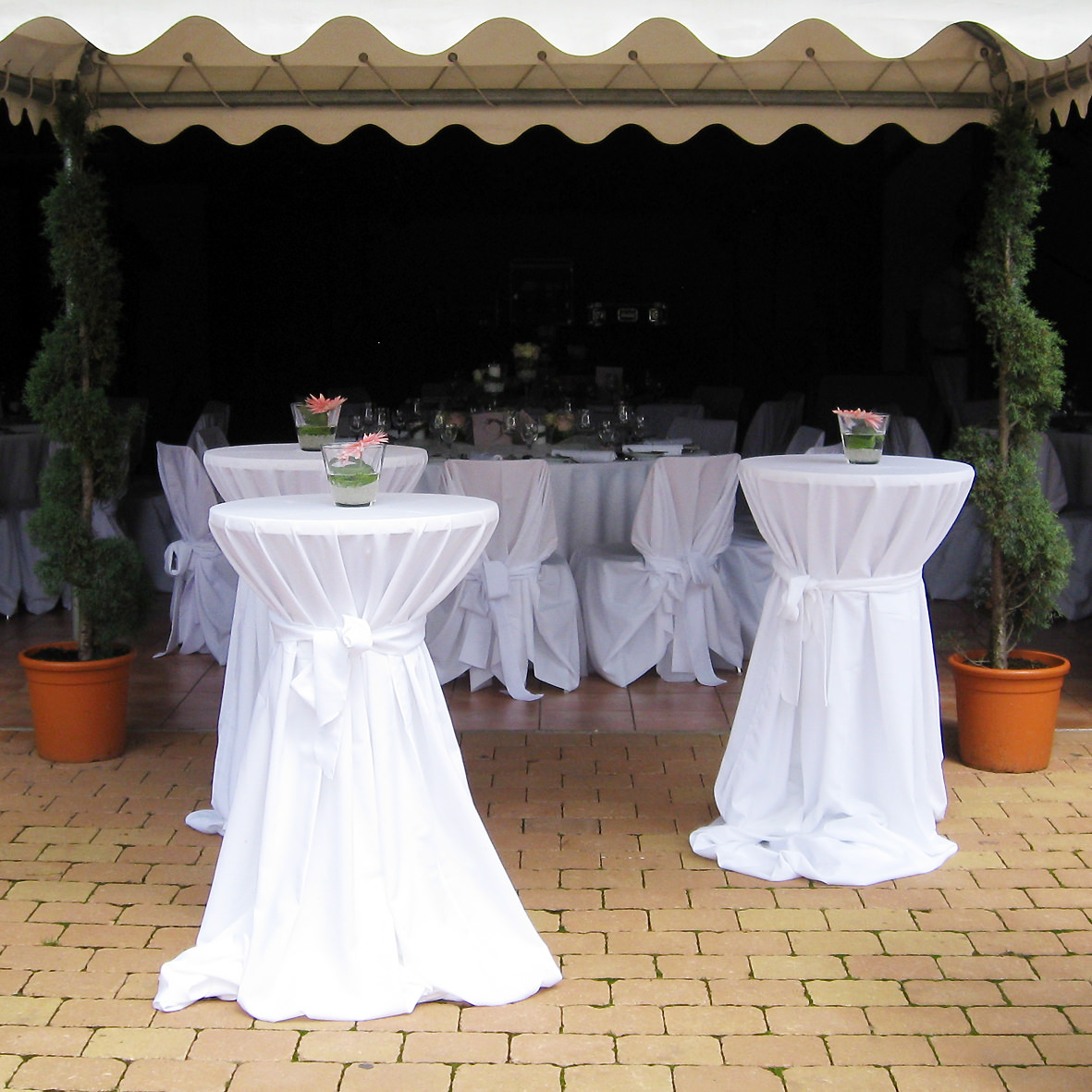 Stehtischhusse universell weiss Polyester fließend mieten | Verleih Hochzeit, Feier, Event 3