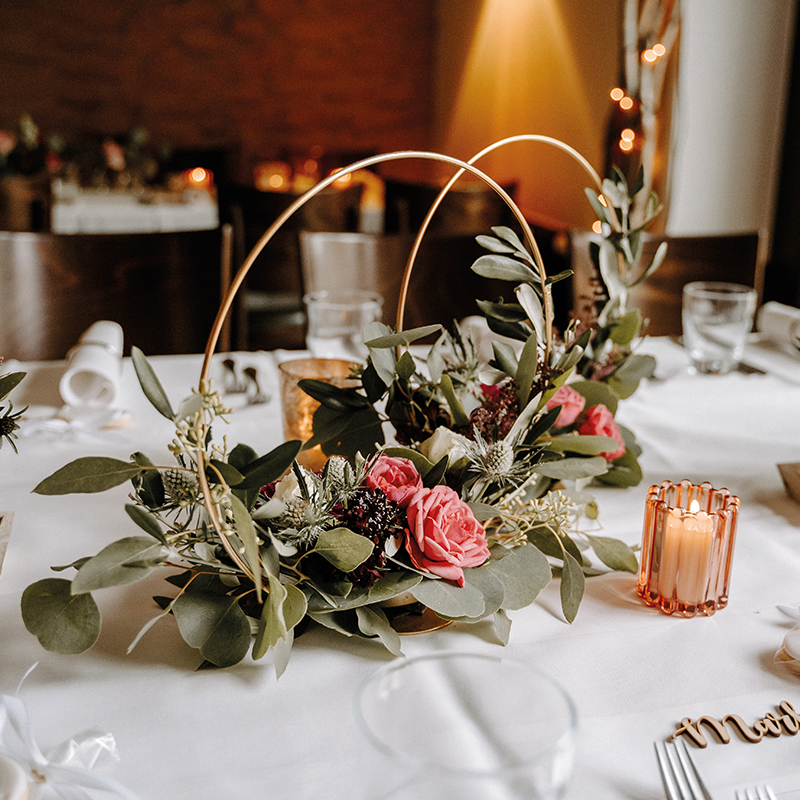 Hoop | Metallring gold stehend mit Fuss [mieten]