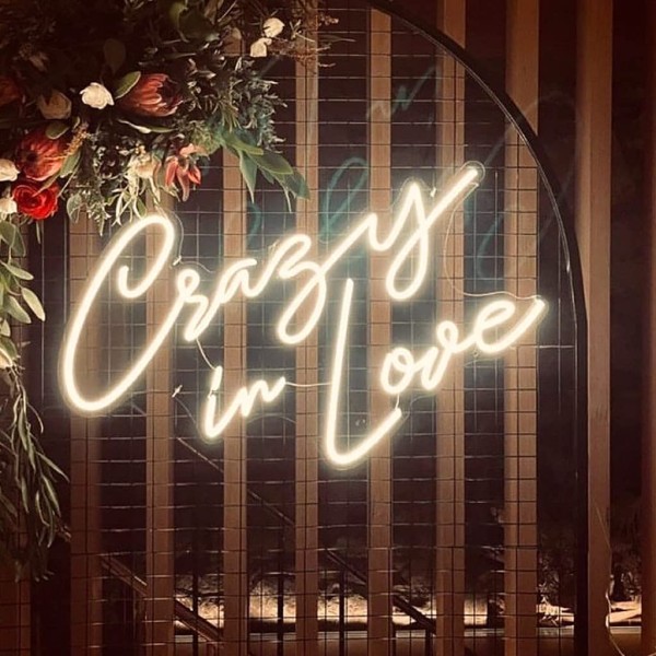 LED Schriftzug LED Sign Crazy in Love mieten für Hochzeitsdekoration und Trauung