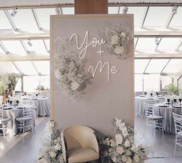 LED Schriftzug LED Sign You + Me Mr Mrs Er Sie mieten für Hochzeitsdekoration und Trauung 