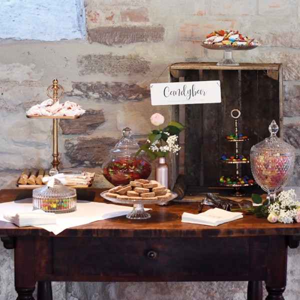 Holztisch braun Candybar Saltybar mieten Hochzeit und Feier