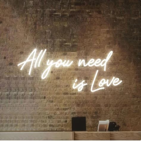 LED Schriftzug LED Sign All you need is Love mieten für Hochzeitsdekoration und Trauung Verleih