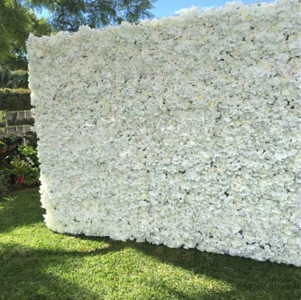 Blumenwand Flowerwall mit Seidenblumen weiss mieten Hochzeit Deko