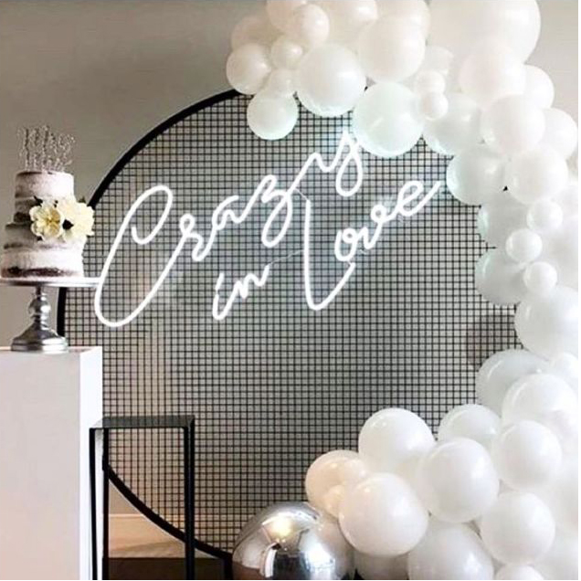 LED Neon Schild/ Schriftzug/ Sign "Crazy in Love" beleuchtet warm weiss [mieten]