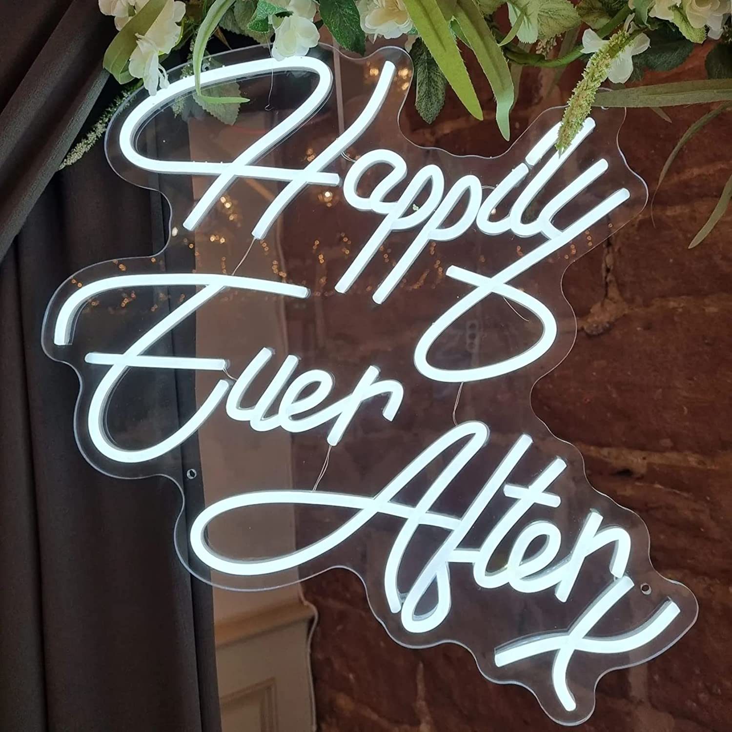 Neon Schild "Happily ever after x" beleuchtet warm weiss [mieten]
