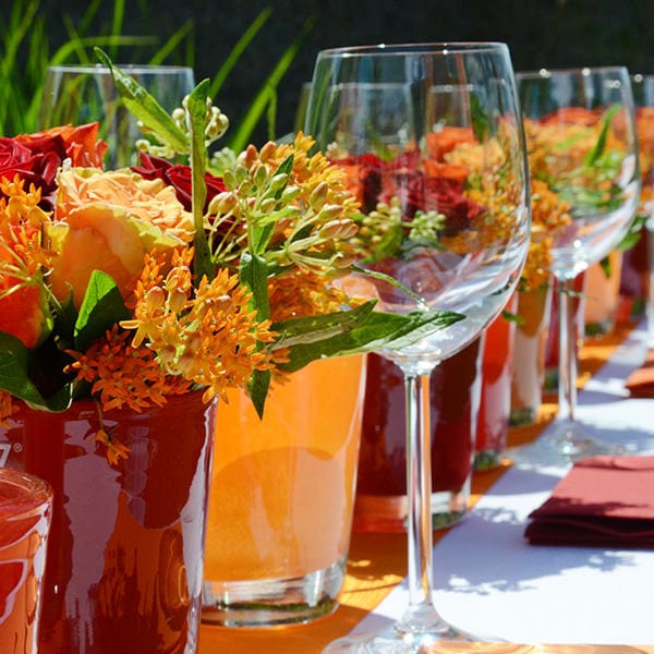 Ein Tisch mit leuchtenden Blumen für die Galerie Familienfeiern.