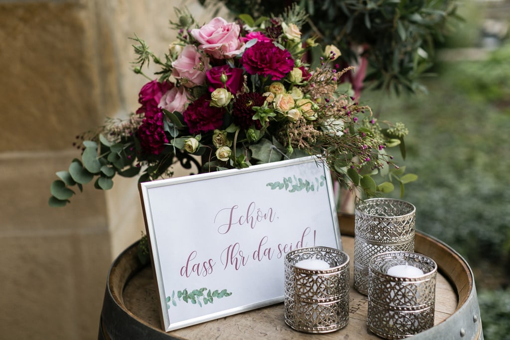 Dekoration_Hochzeit_Eventscheune_Langenburg_Boho_rose_pink_beere_aubergine_Eukalyptus_Strauss_Teelicht_Silber_bilderrahmen