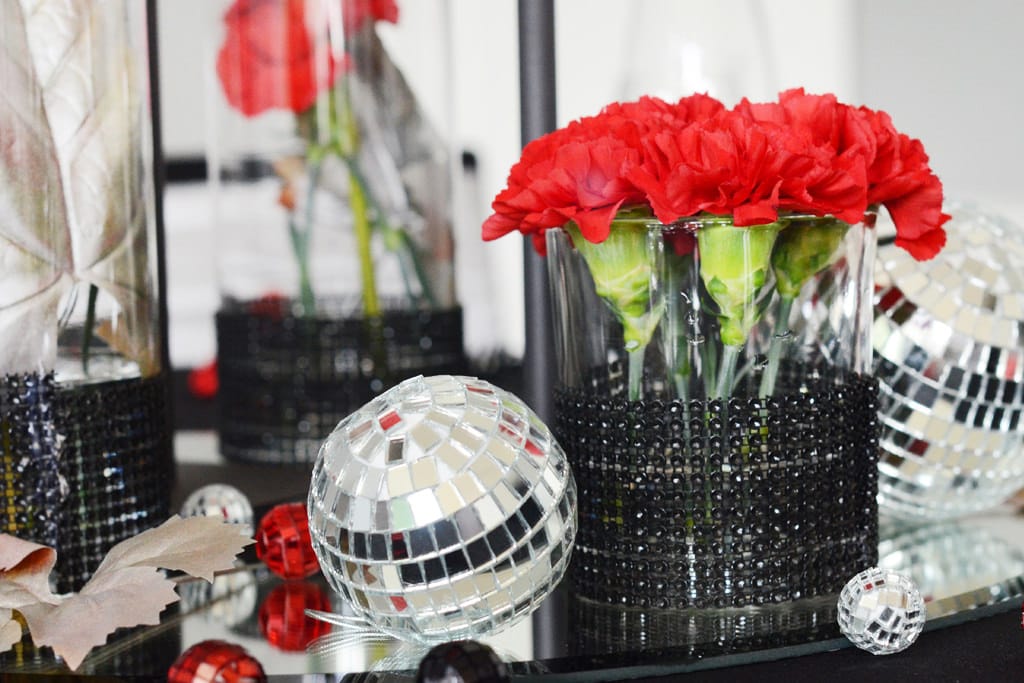 Dekoration Firmenveranstaltung schwarze Tischdecken mieten rote Akzente mit Blumen Rauers Festhalle Neckarsulm 6