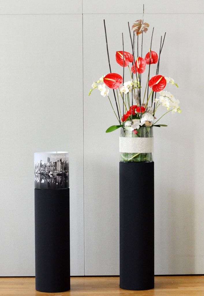 Dekoration Firmenveranstaltung schwarze Tischdecken mieten rote Akzente mit Blumen Rauers Festhalle Neckarsulm 16
