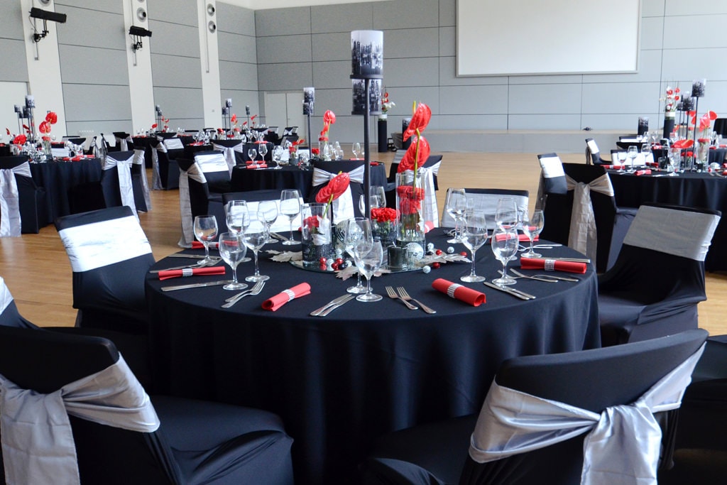 Dekoration Firmenveranstaltung schwarze Tischdecken mieten rote Akzente mit Blumen Rauers Festhalle Neckarsulm 10