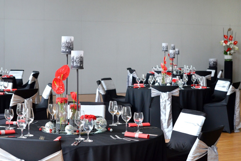 Dekoration Firmenveranstaltung schwarze Tischdecken mieten rote Akzente mit Blumen Rauers Festhalle Neckarsulm 13