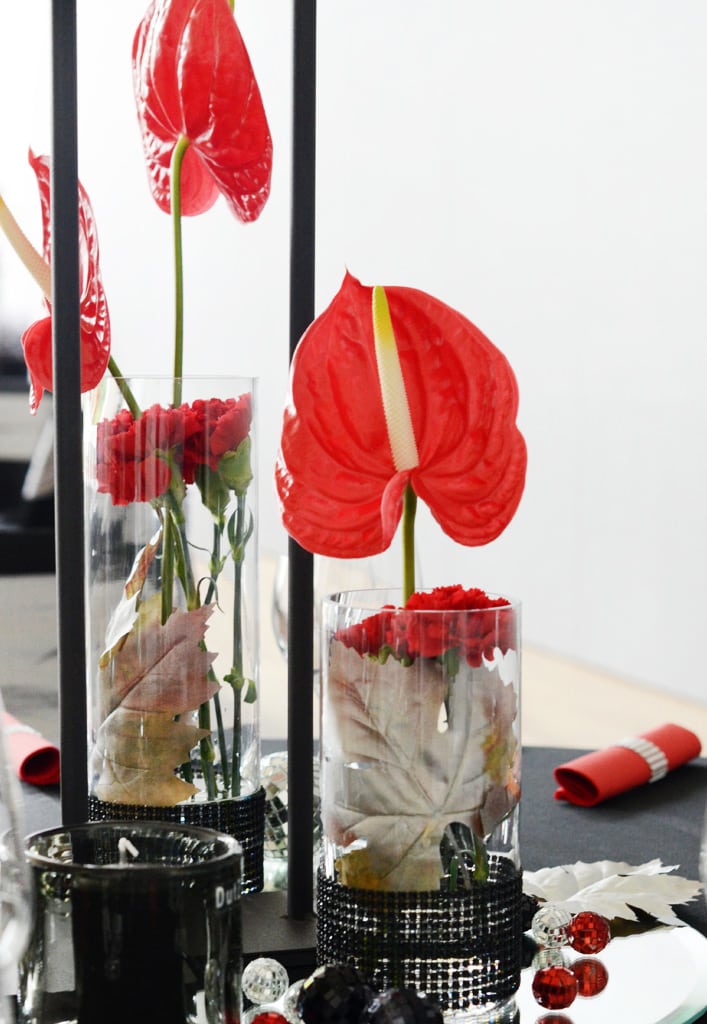 Dekoration Firmenveranstaltung schwarze Tischdecken mieten rote Akzente mit Blumen Rauers Festhalle Neckarsulm 7