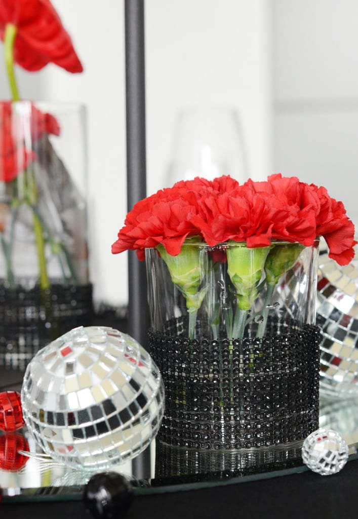 Dekoration Firmenveranstaltung schwarze Tischdecken mieten rote Akzente mit Blumen Rauers Festhalle Neckarsulm 3