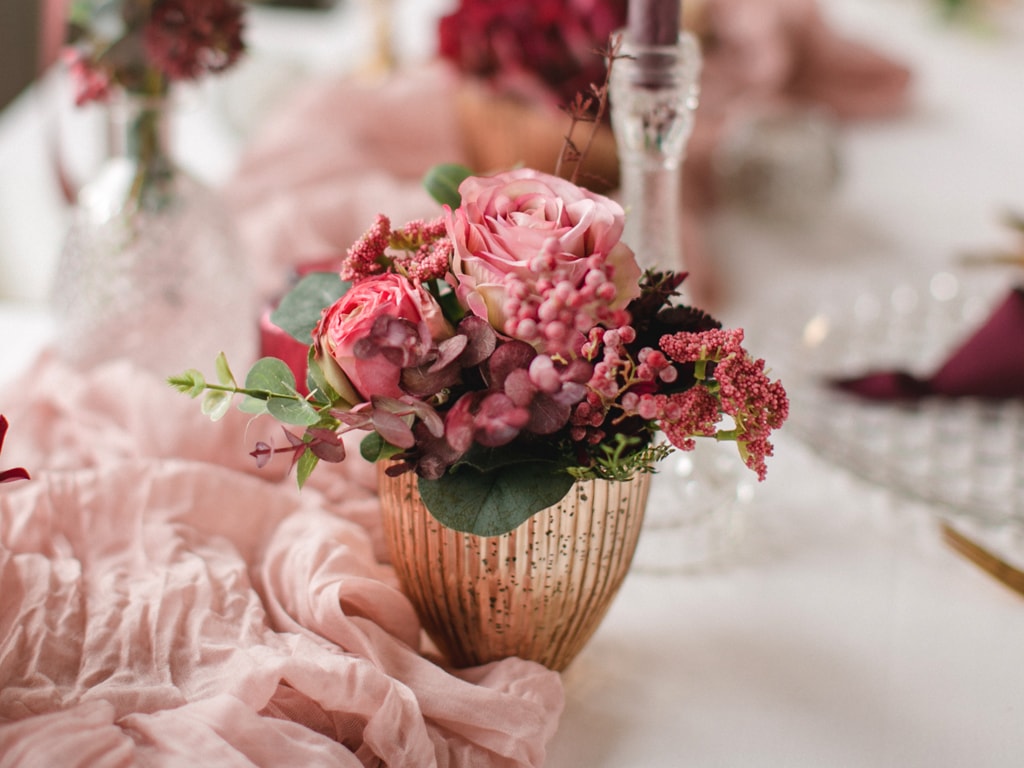 Deko-Showroom für Hochzeit und Event Deko mit Blumen und goldener Vase