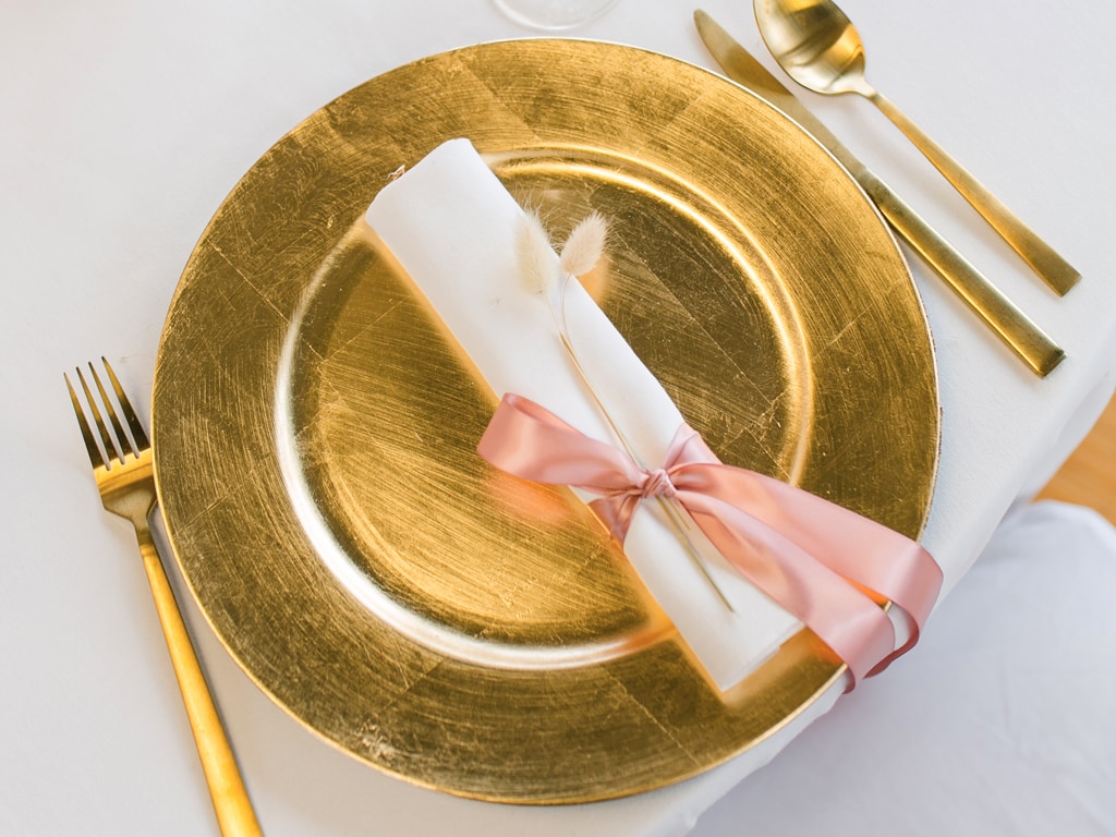Shoroom Hochzeit Heilbronn Platzteller gold mit goldenem Besteck im Verleih