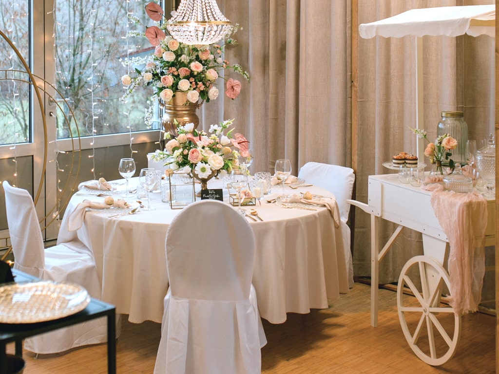 Deko-Showroom für Hochzeit und Event Tischdeko mit Raumdeko und Hussen