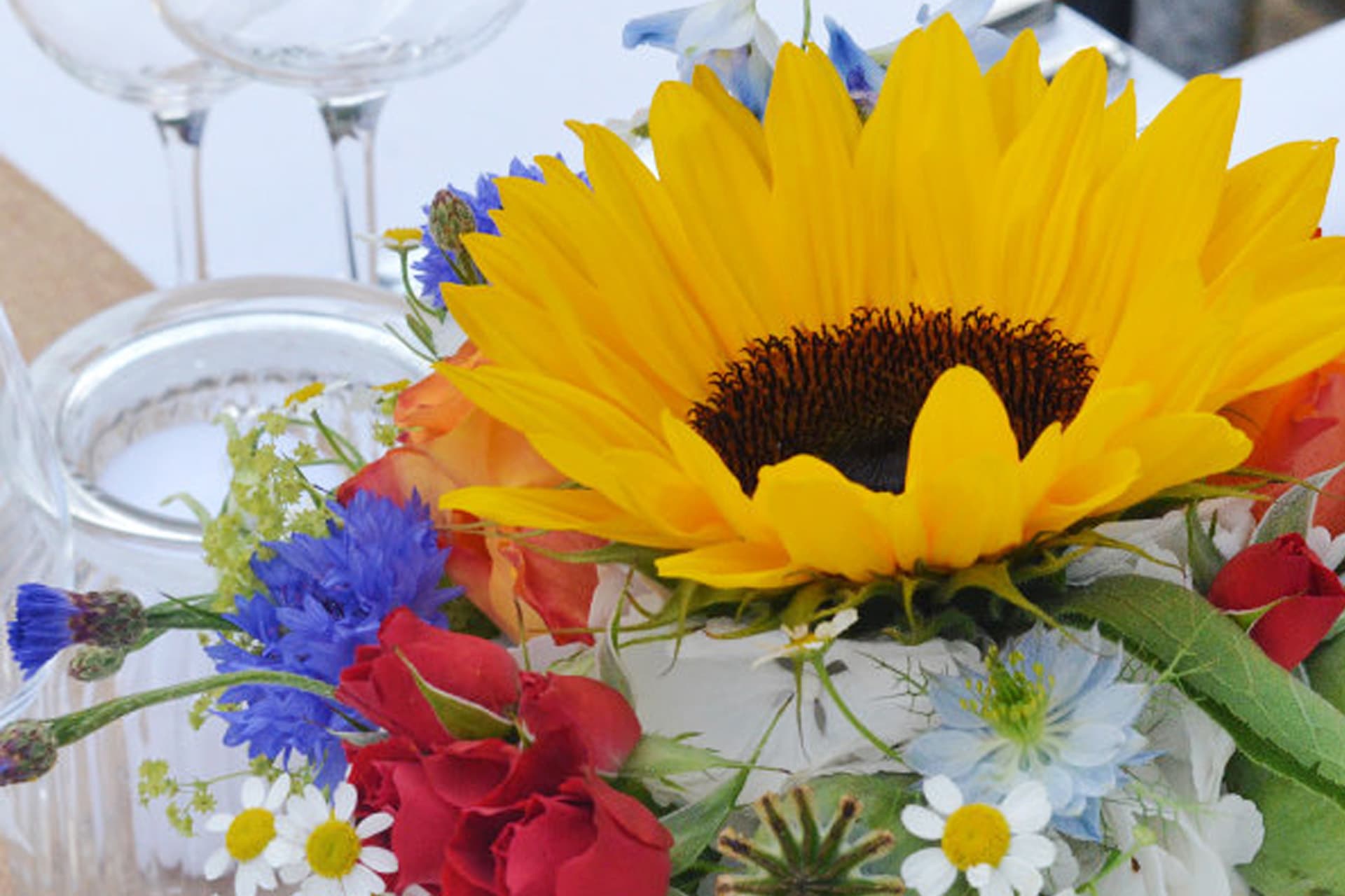 Dekoration und Floristik für Familienfeiern Geburtstage Geburtstag Sonnenblumen bunt