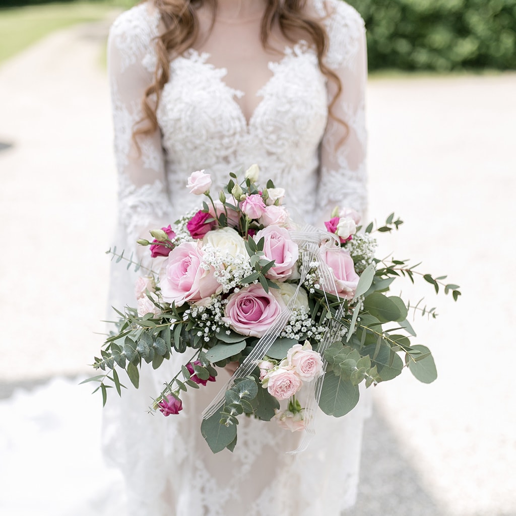 Dekoration_Hochzeit_Schlosshotel_friedrichsruhe_Brautstrauss_edel_rosa_altrosa_pastell_Eukalyptus_Rosen_Pfingstrosen_2