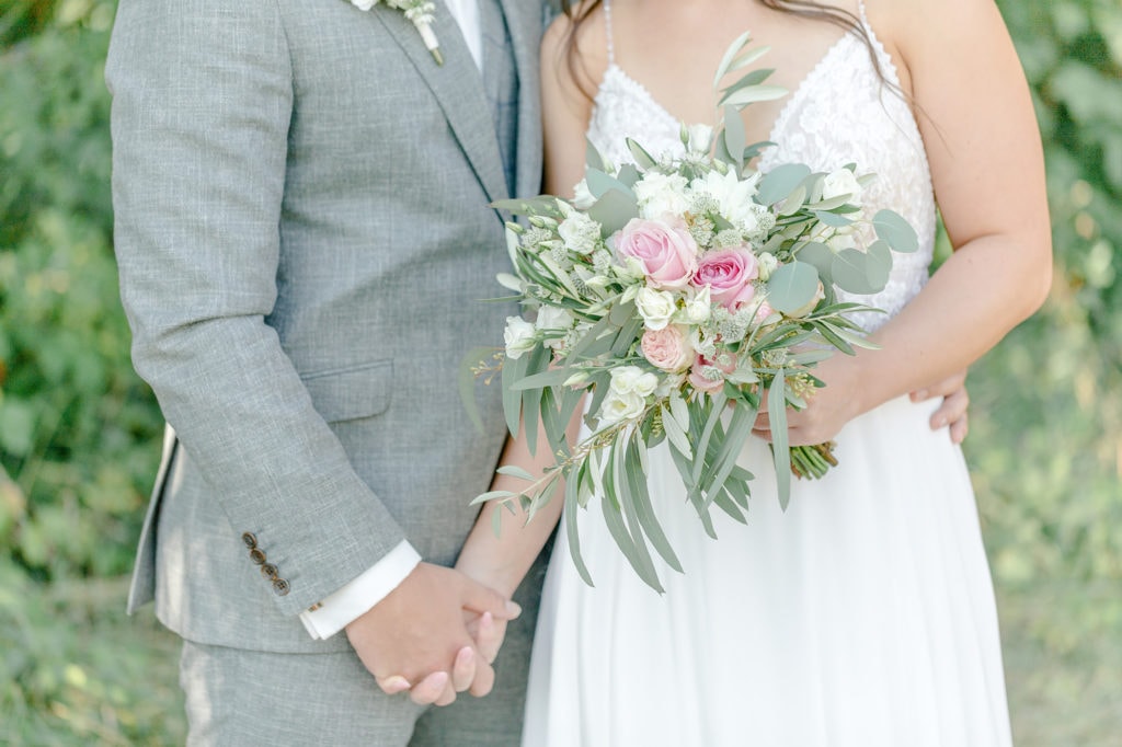 DekoandDesign_Dekoration_Hochzeit_Brautstrauss_pastell_Rose_Weiss_Olive_eukalpytus_Elegant_modern_2