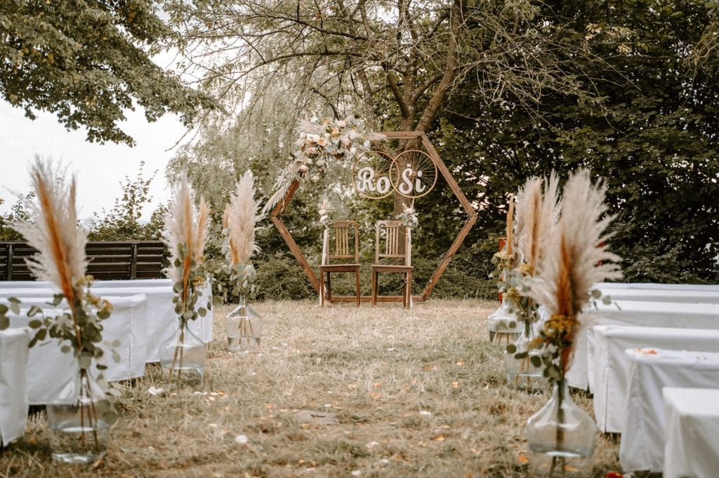 DekoandDesign_Dekoration_Hochzeit_Freie_Trauung_Traubogen_Bankschmuck_Ballonvasen_Pampasgras_Eukalyptus_Heuchelberger_Warte_1