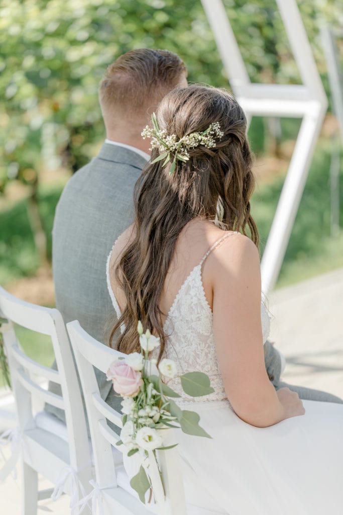 DekoandDesign_Dekoration_Hochzeit_Freie_Trauung_Traustuehle_Blumendeko_Haarschmuck_pastell_rose_rosa_Rosen_eukalyptus