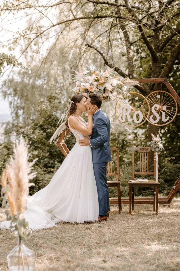 DekoandDesign_Dekoration_Hochzeit_Freie_Trauung_Traustuehle_Pampasgras_Eukalyptus_Heuchelberger_Warte_1