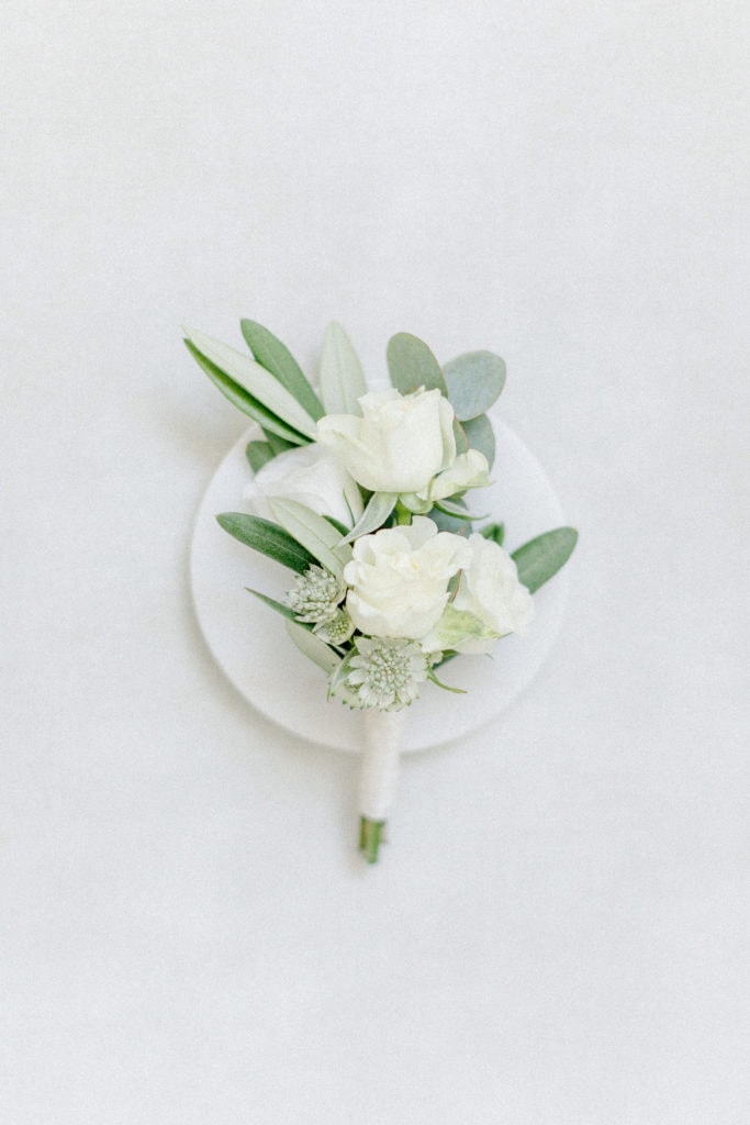 DekoandDesign_Dekoration_Hochzeit_Heilbronn_Braeutigam_Anstecker_Rose_Weiss_Olive_Elegant