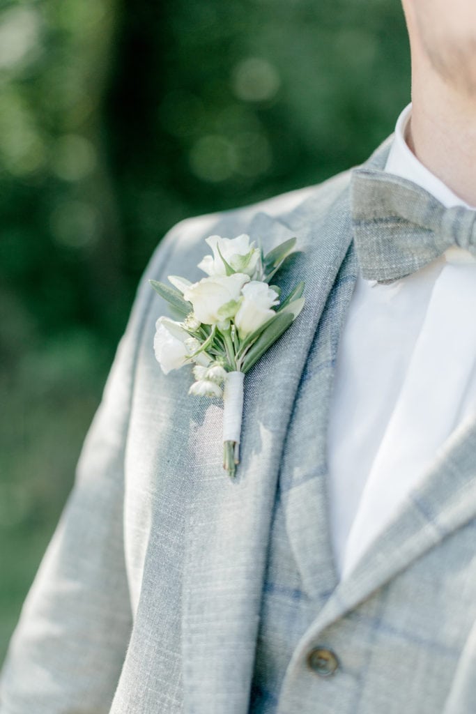 DekoandDesign_Dekoration_Hochzeit_Heilbronn_Braeutigam_Anstecker_Rose_Weiss_Olive_Elegant_2