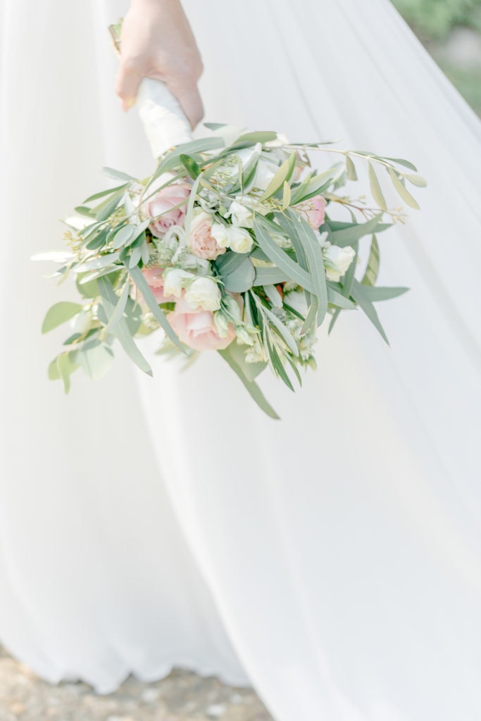 DekoandDesign_Dekoration_Hochzeit_Heilbronn_Brautstrauss_pastell_Rose_Weiss_Freiland_Rosen_Dahlien_Olive_eukalyptus_Elegant_modern